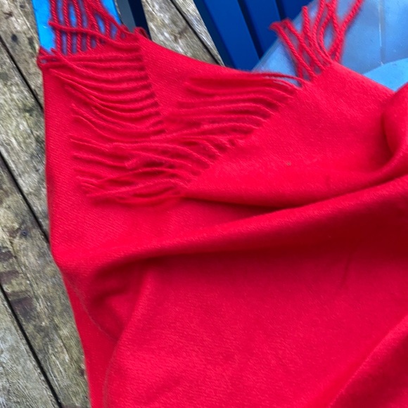 Red extra large shawl Pretty Persuasions - Picture 2 of 8